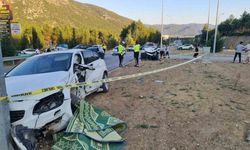Burdur-Antalya karayolunda otomobiller çarpıştı, 1’i ağır 2 yaralı