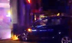 Bursa’da kontrolden çıkan otomobil önce elektrik panosuna ardından motosiklete çarptı