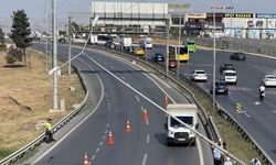 Büyükçekmece’de şiddetli rüzgardan aydınlatma direği yan yattı, E-5 trafiğe kapatıldı