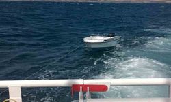 Çanakkale Boğazı’nda başıbos sürüklenen tekne yedeklenerek Lapseki Balıkçı Barınağı’na yanaştırıldı