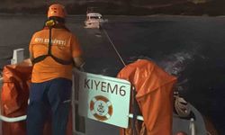 Cennet Koyu önlerinde arızalanan tekne kurtarıldı
