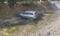 Çocukların el frenini indirdiği otomobil dereye uçtu