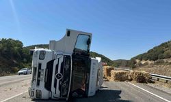 Çorum’da balya yüklü tır devrildi: 1 yaralı