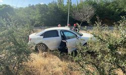 Çorum’da otomobil yol kenarındaki bordür taşlara çarptı: 2 yaralı