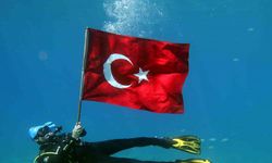 Deniz dibinde Türk bayraklı 30 Ağustos kutlaması