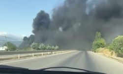 Depoda çıkan yangında gökyüzünü siyah dumanlar kapladı