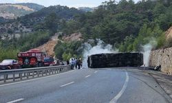 Devrilen zift yüklü kamyon alev aldı, karayolu trafiğe kapandı