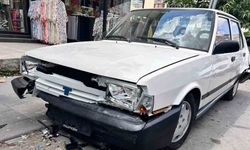 Direksiyon hakimiyetini kaybeden minibüs sürücüsü, park halindeki 4 otomobile çarptı