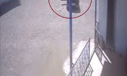 Diyarbakır’da el freni çekilmeyen otomobilin duvara çarptığı anlar kameraya yansıdı