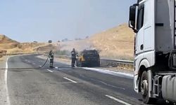 Diyarbakır’da seyir halindeki araç yandı