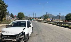 Eğirdir’de virajı alamayan otomobil bariyerlere çarptı: 3 yaralı