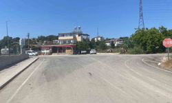 El frenini çekmeyi unutup arkasından koştuğu otomobil park duvarına çarparak durabildi