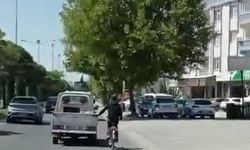 Elazığ’da bisikletlinin tehlikeli yolculuğu
