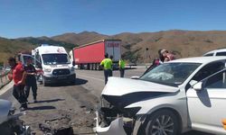 Erzincan’da iki otomobil çarpıştı: 3 kişi ölü, 6 kişi yaralandı
