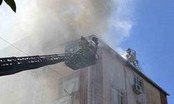 Esenler’de apartmanın çatısında çıkan yangın bitişiğindeki 2 binaya sıçradı