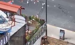 Esenyurt’ta bir kadın yoldan geçen araçlara taşla saldırdı