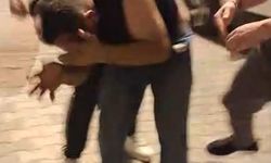 Esenyurt’ta şüpheli hareketleriyle kadınları taciz eden şahsı mahalleli önce darp etti, daha sonra polise teslim etti