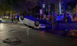 Esenyurt’ta sürücüsünün direksiyon hakimiyetini kaybettiği otomobil takla attı