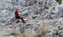 Fethiye’de kayalık alana sert inen paraşütçü ve yolcusu kurtarıldı