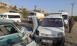 Fiat Tofaş, hafif ticari araçla çarpışarak hurdaya döndü: 3 yaralı