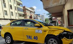 Freni boşalan ticari taksi bir binanın korkuluklarına çarparak durabildi