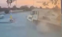 Freni boşalan tır, otomobili böyle sürükledi: O anlar kamerada