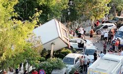 Freni patlayan kamyon 10 araca çarpıp, kanala düştü
