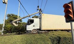 Freni tutmayan kamyon beton direği ikiye böldü