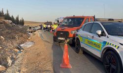 Gaziantep-Nizip karayolunda iki otomobilin çarpıştığı kazada ilk belirmelere göre 3 kişi hayatını kaybederken, 3 kişi de yaralandı.