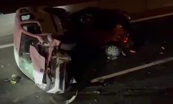 Hafif ticari araç, lastiği patlayan otomobile çarparak yan yattı: 2 çocuk yaralı