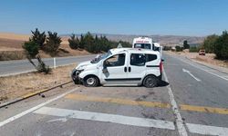 Hafif ticari araç takla attı: Aynı aileden 3’ü çocuk 5 yaralı