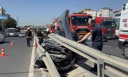 Hafriyat kamyonu ile çarpışan otomobil demir bariyerlerin altına girdi: 2 yaralı