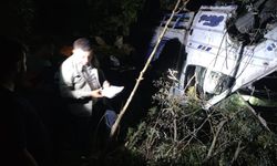 Hakkari’de kamyonet şarampole yuvarlandı: 2 yaralı