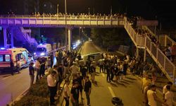 Hurdaya dönen araçtan 3 genç sağ çıkarıldı, vatandaşlar ekiplerin müdahale anını böyle izledi