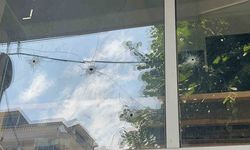İki genç işyerini kurşunladı, rahat tavırları pes dedirtti