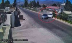 İki otomobilin çarpışarak metrelerce sürüklendikleri anlar kamerada