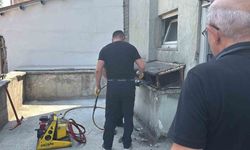 İş hanının havalandırma boşluğuna düşen kediyi kurtarmak için seferber oldular