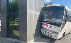 İşçi servisi direğe çarptı: 16 yaralı