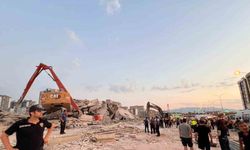Kahramanmaraş’ta bina yıkımı sırasında iş makinası operatörü göçük altında kaldı