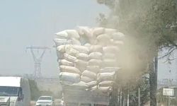 Kamyondan yola dökülen saman trafiği tehlikeye soktu