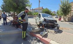 Karaman’da kediye çarpmamak için manevra yapan sürücünün otomobili aydınlatma direğini devirdi