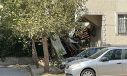 Kartal’da rüzgar nedeniyle 7 katlı binanın çatısı uçtu