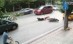 Kasksız yolcu taşıyan sürücü motosikleti yere yatırdı