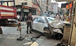 Kastamonu’da çarpışan otomobiller iş yerlerine çarparak durabildi: 1 yaralı