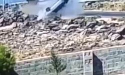 Kayalıklara çarpan otomobilin devrilme anı kamerada