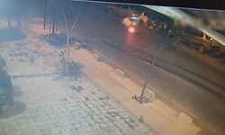 Kaygan zemine kapılan motosikletin devrildiği anlar kamerada
