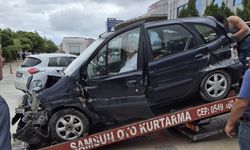 Kaza yaptı, hurdaya dönen aracından inmeyip çekiciyle hastaneye gitti