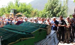 Kazada ölen anne, böbreğini verdiği oğlu ve kızı son yolculuğuna uğurlandı
