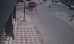 Kazada yere düştü, öfkelenip otomobilin camına ve dikiz aynasına yumruk attı