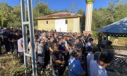 Kestiği ağacın altında kalarak kalp krizi geçiren işçi toprağa verildi